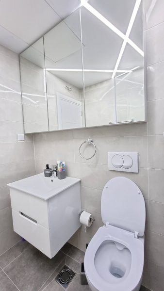 Toalet sa velikim ogledalom