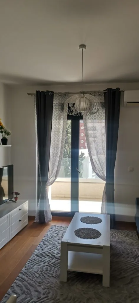Dnevna soba sa lepim zavesama