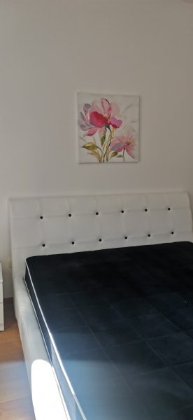 Bračni krevet sa slikom cvet iznad