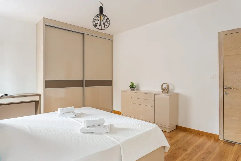 Spavaća soba sa bračnim krevetom