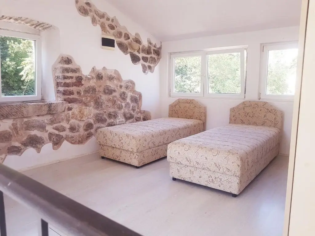 Soba sa kamenim detaljima na zidu