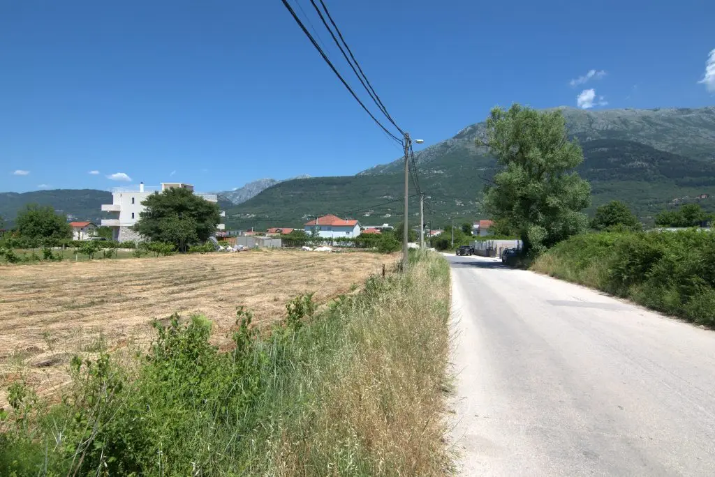 Plac pored puta