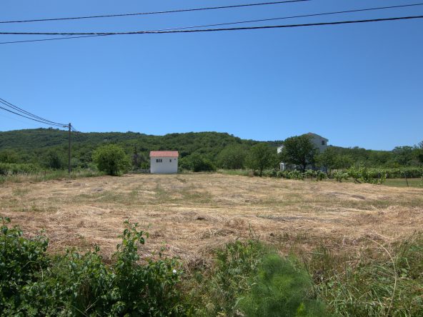 Plac na skretanju ka Bigovi