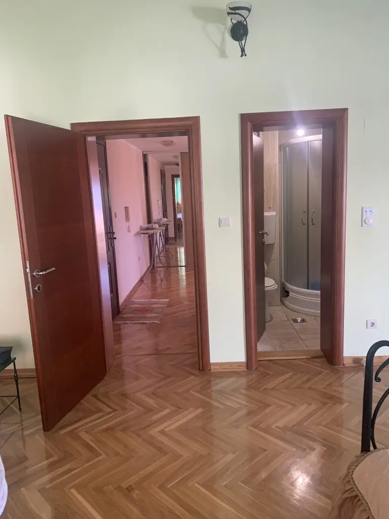 Vrata od kupatila i hodnika