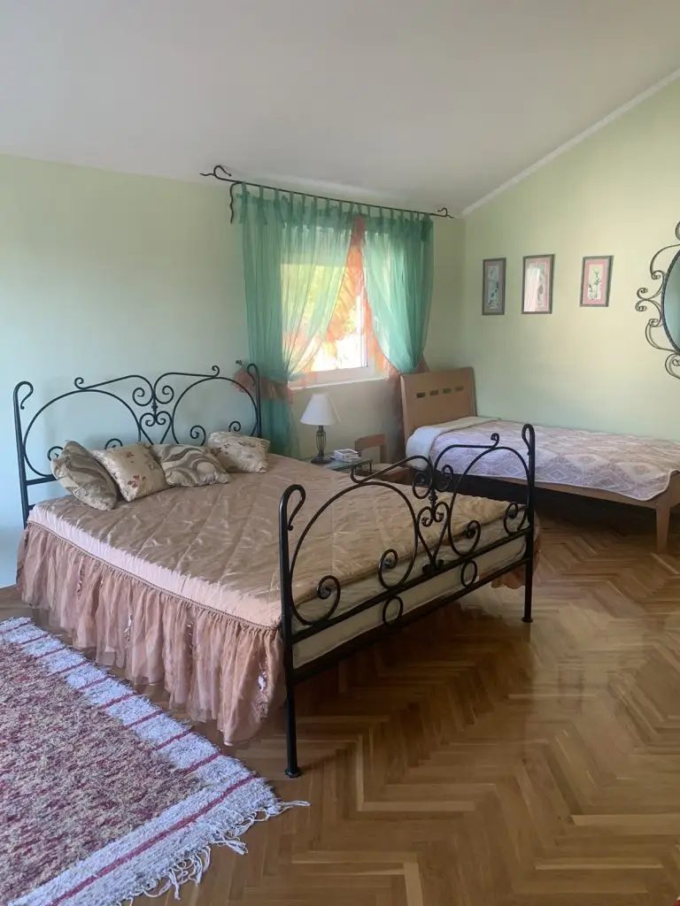 Spavaca soba sa retro krevetom
