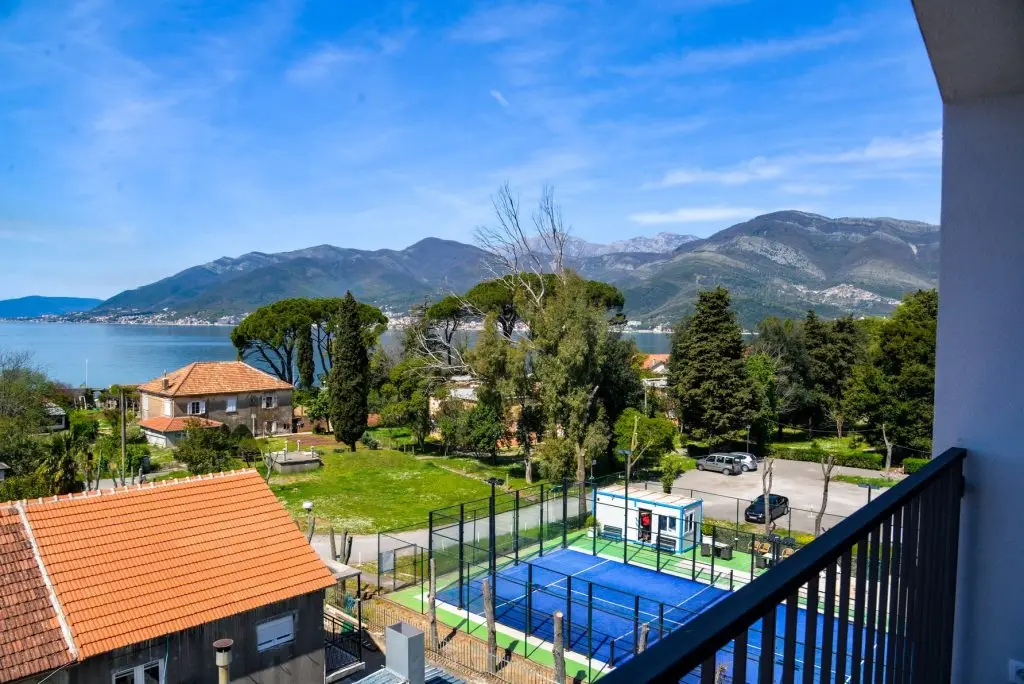 Pogled na zaliv i teniski teren
