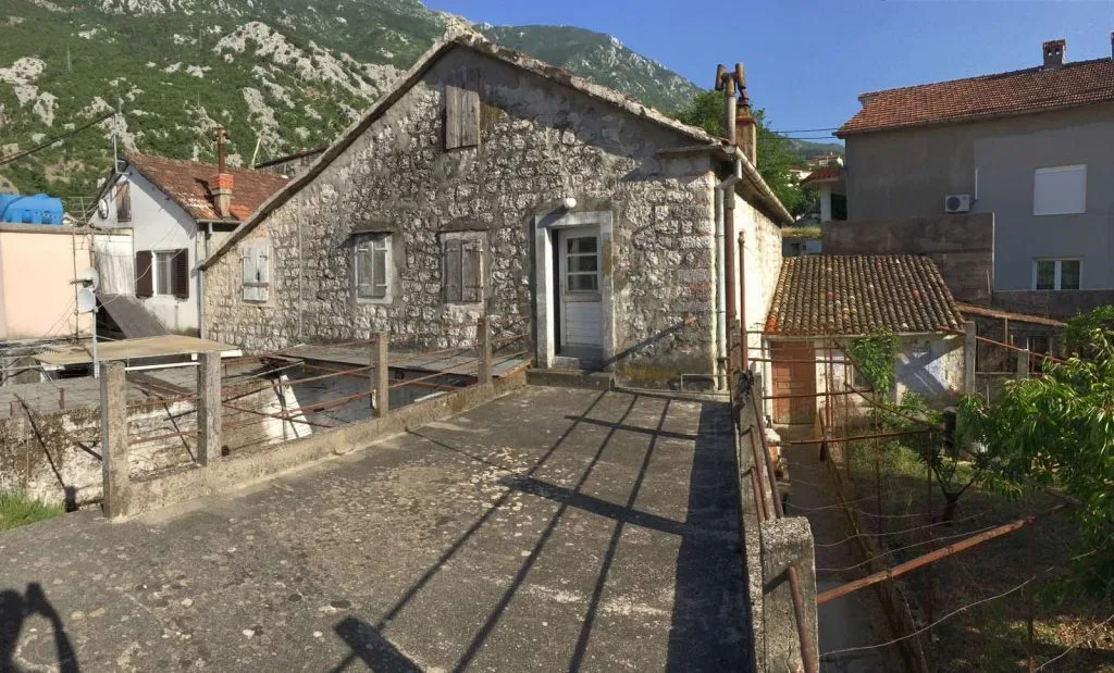 Stara kamena kuća u Škaljarima
