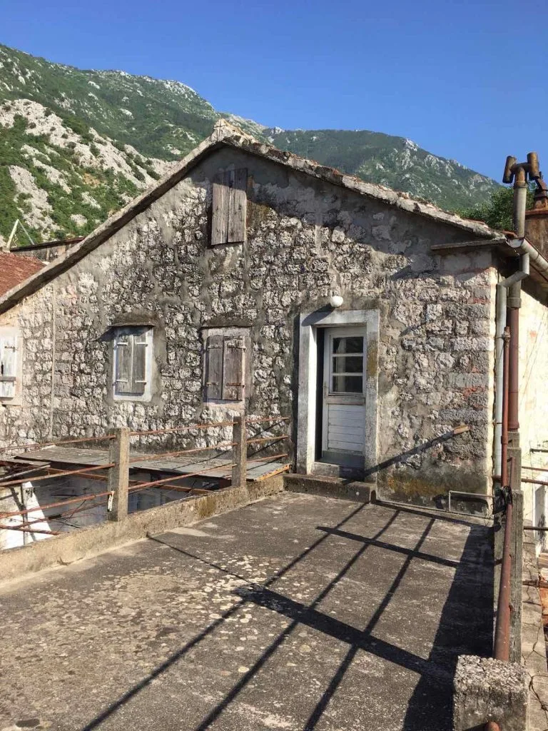 Stara kamena kuća u Škaljarima
