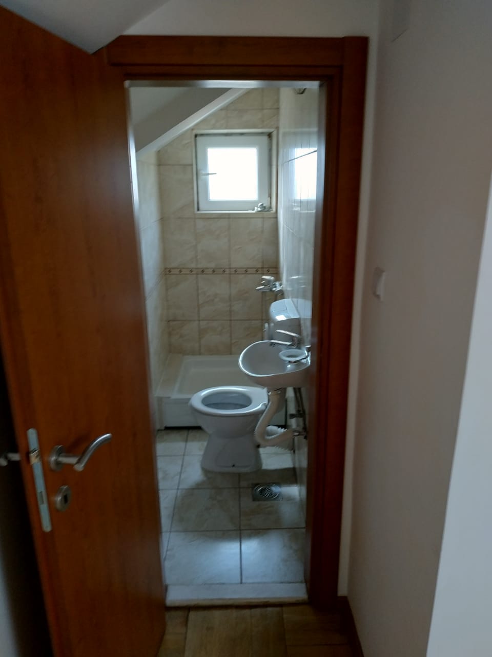 Trosoban dupleks stan u Dobroti s pogledom na more-kupatilo