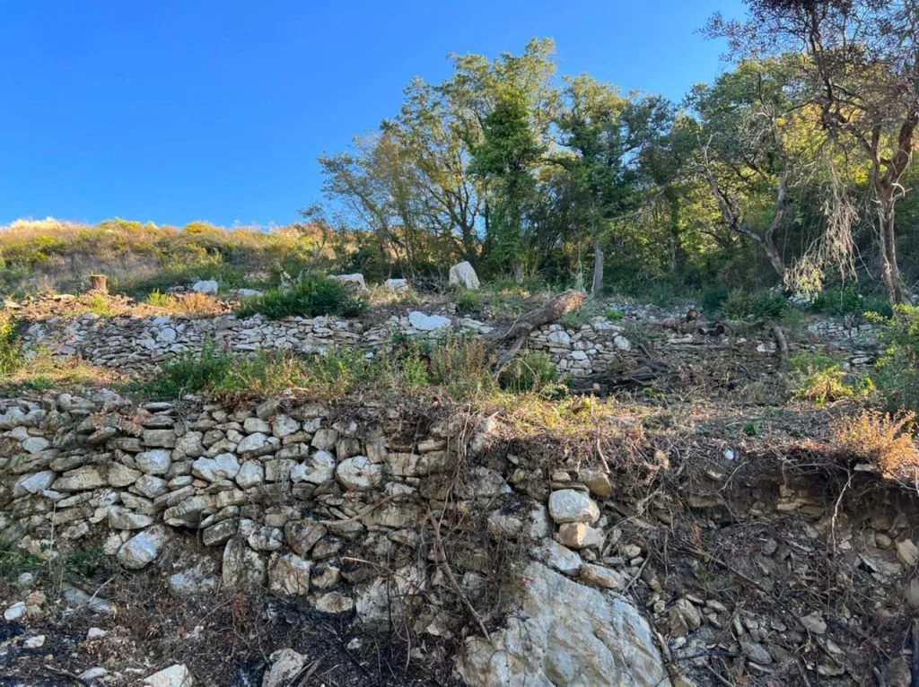 Urbanizovan plac sa pogledom na more kod Svetog Stefana