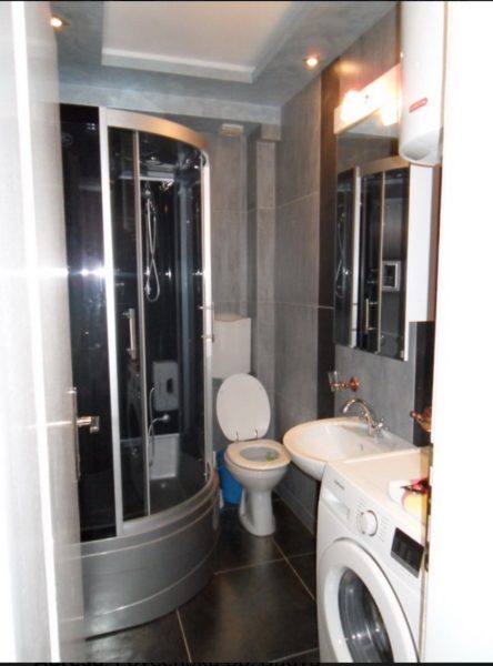 Sivo kupatilo sa tus kabinom