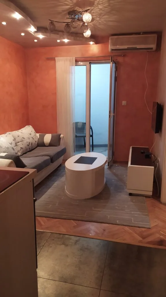 Dnevna soba sa narandzastim zidovima