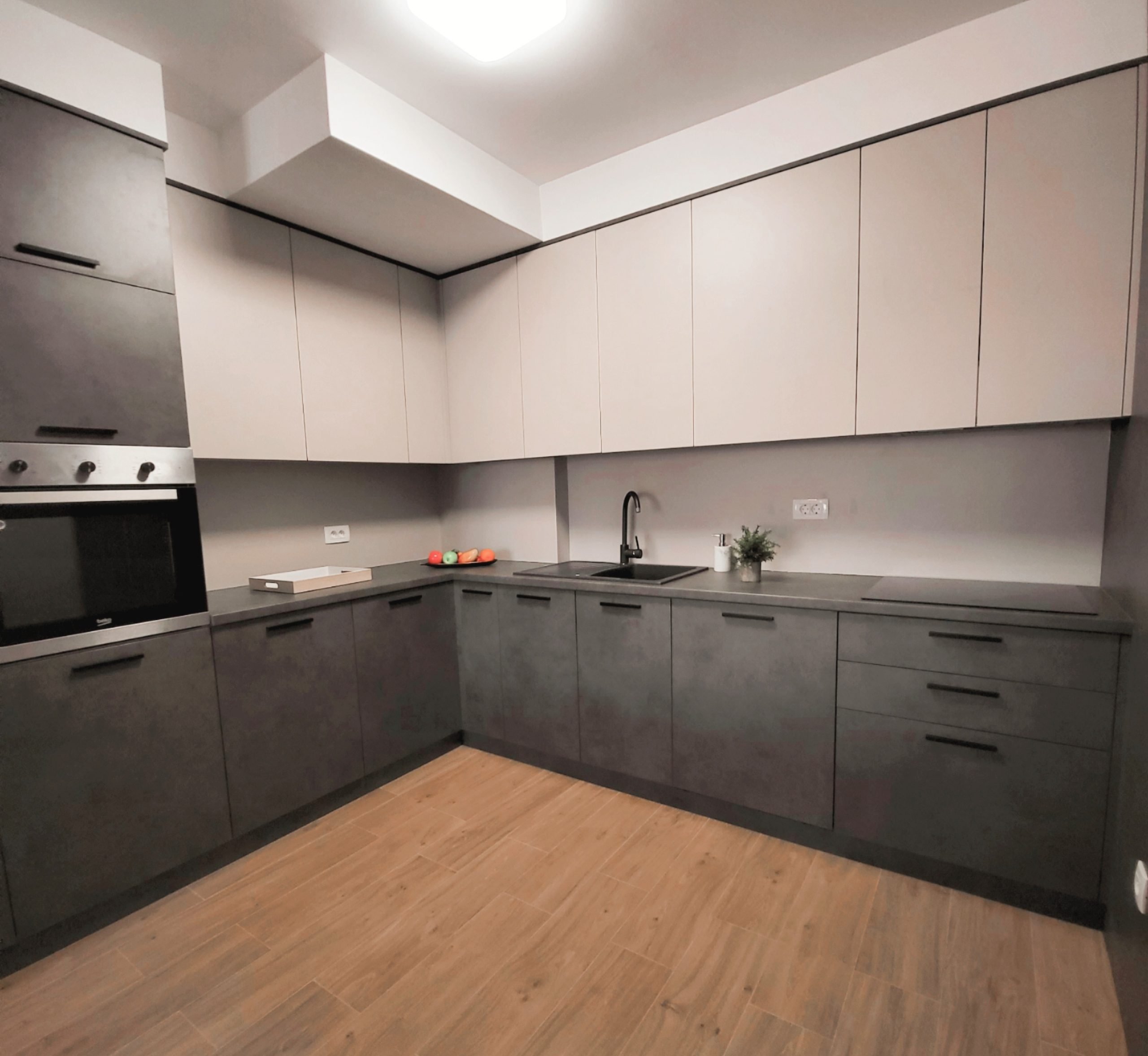 Minimalistički i moderne sive police u kuhinji