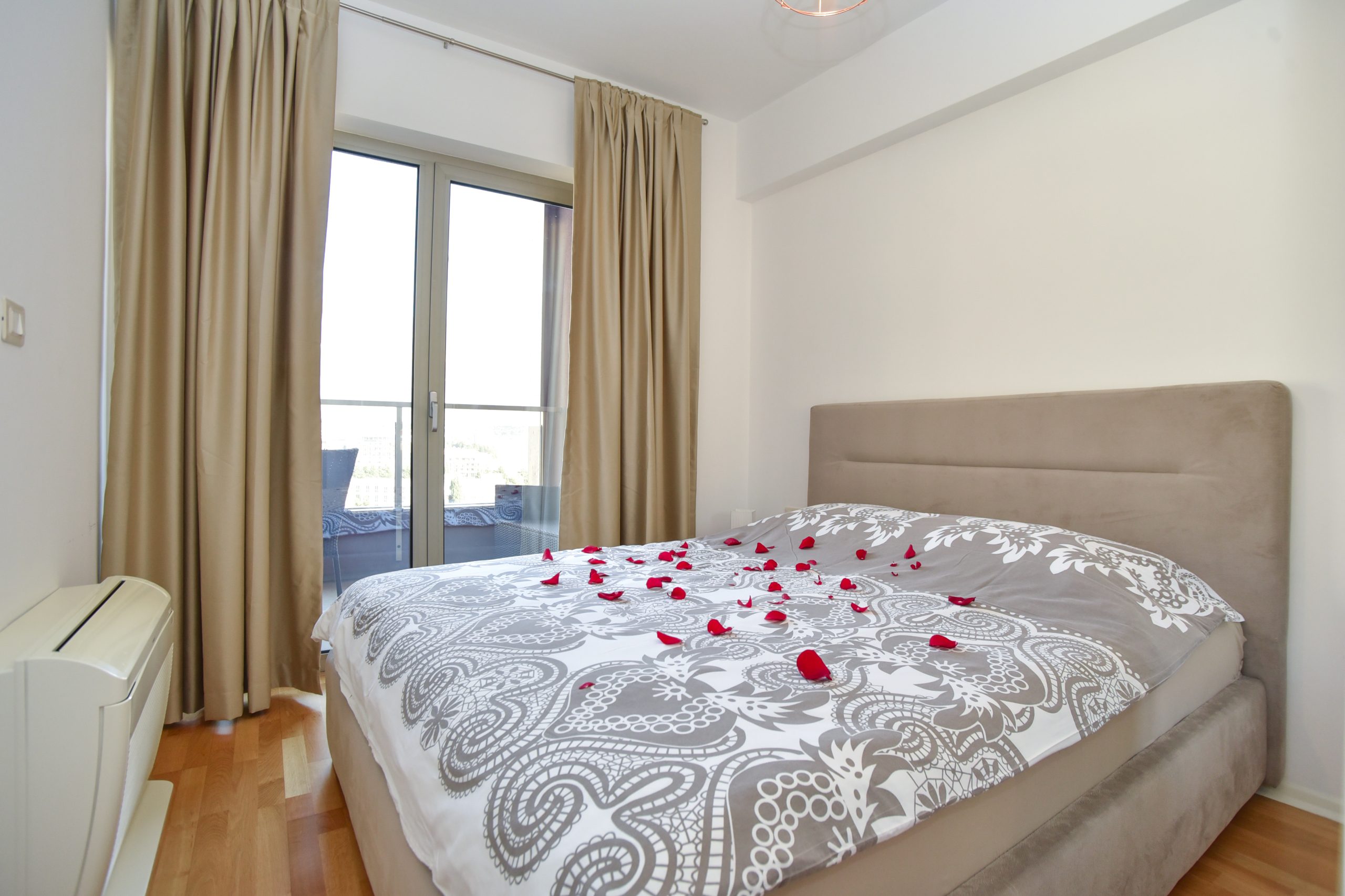 Bračni krevet sa laticama ruža