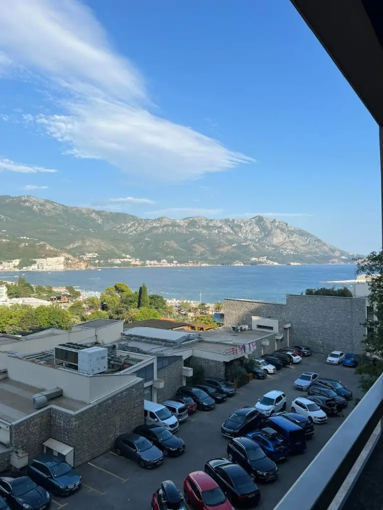 Parking ispred zgrade i pogled na more