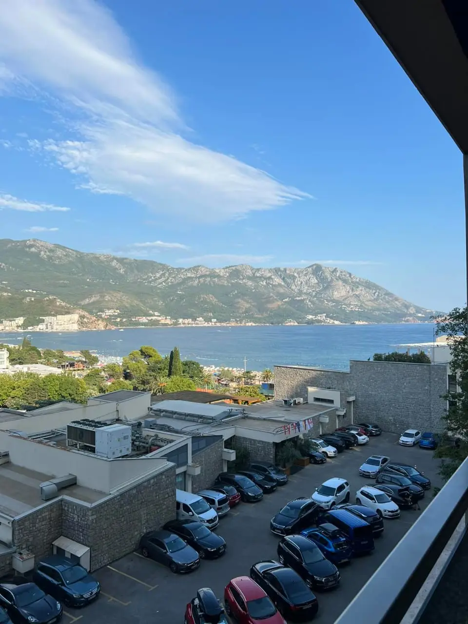 Parking ispred zgrade i pogled na more