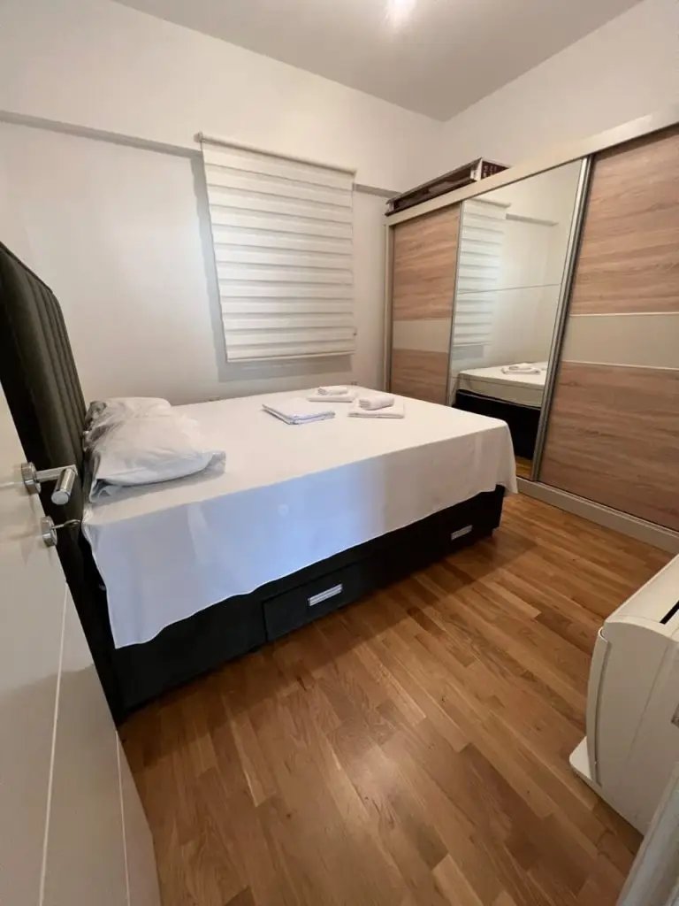 Moderna spavaća soba sa kliznim ormarima