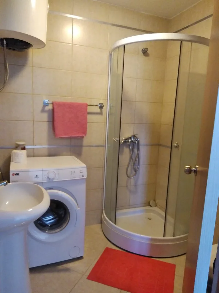 Tuš kabina u kupatilu
