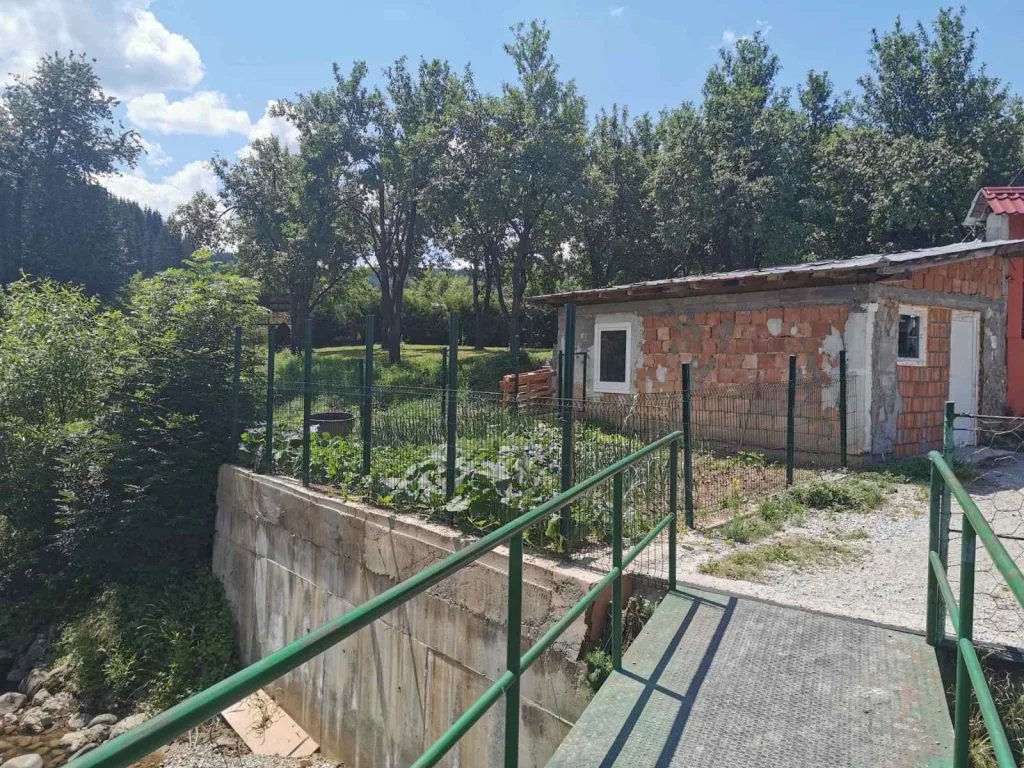 Prikaz prostora kuće sa placem