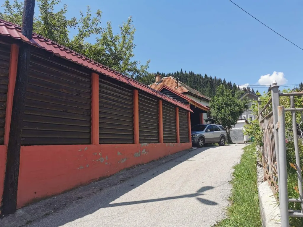 Prilaz kući ograđenoj