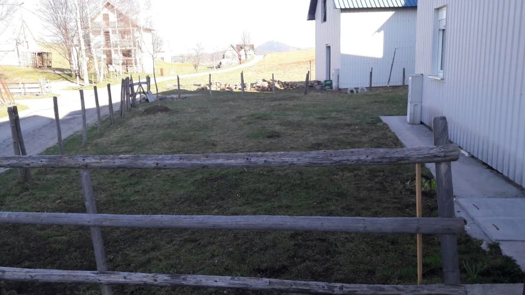 Dvorište kuće uz put