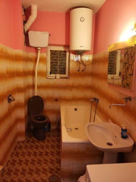 Toalet kuće u Sutorini
