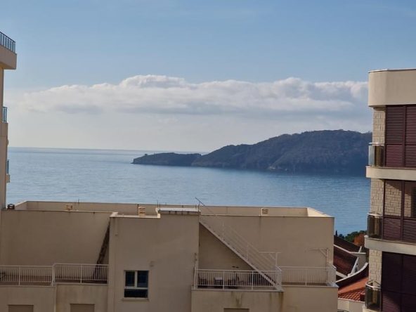 Bečići i pogled na more iz stana