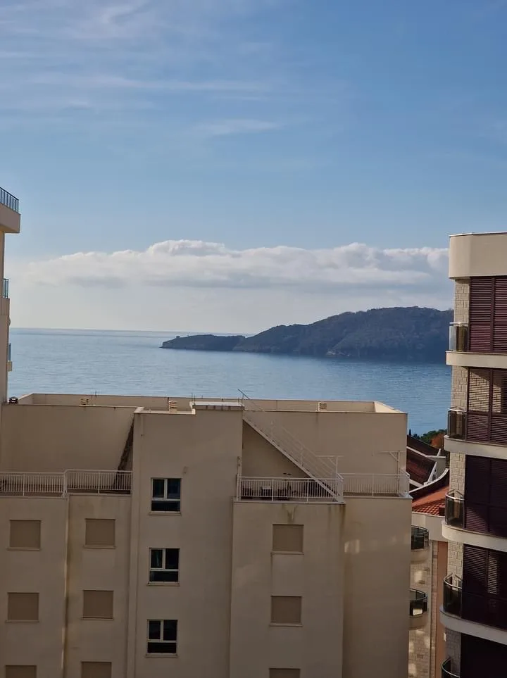 Bečići i pogled na more iz stana