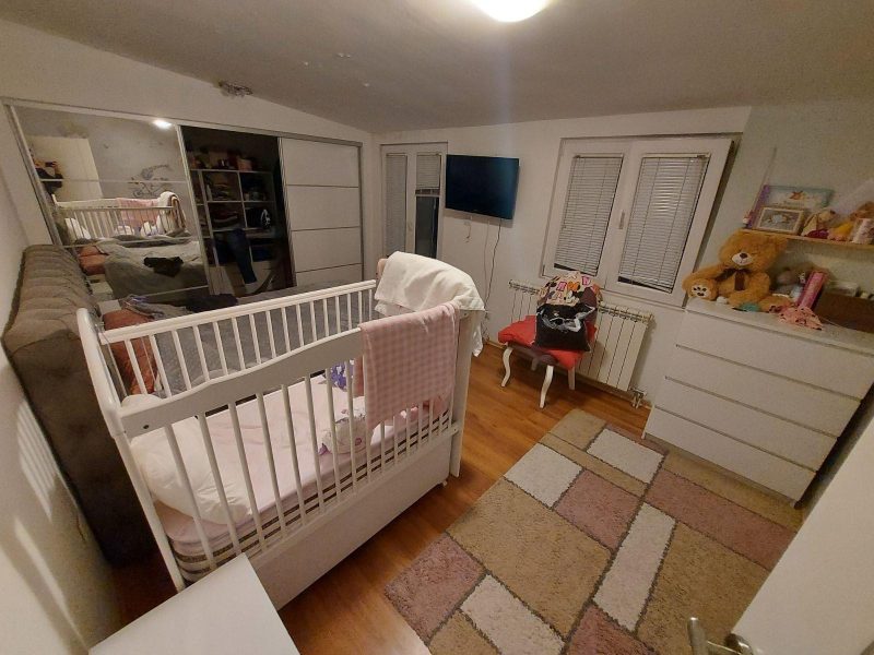 Porodična soba sa krevecom za bebe