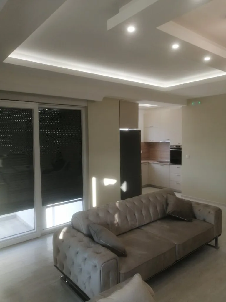 Moderni sivi trosed