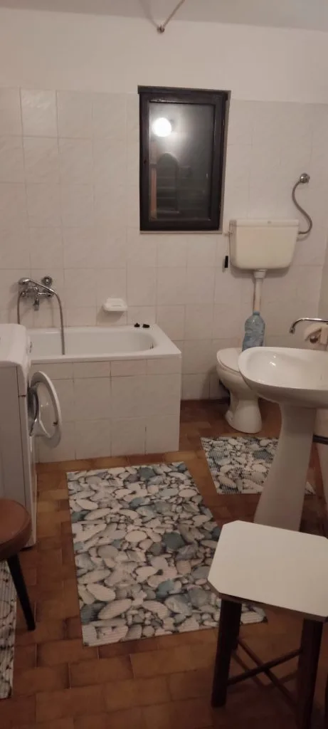 Kupatilo s akadom i veš mašinom