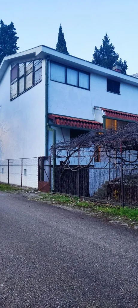 Prilaz kući u Sutomoru