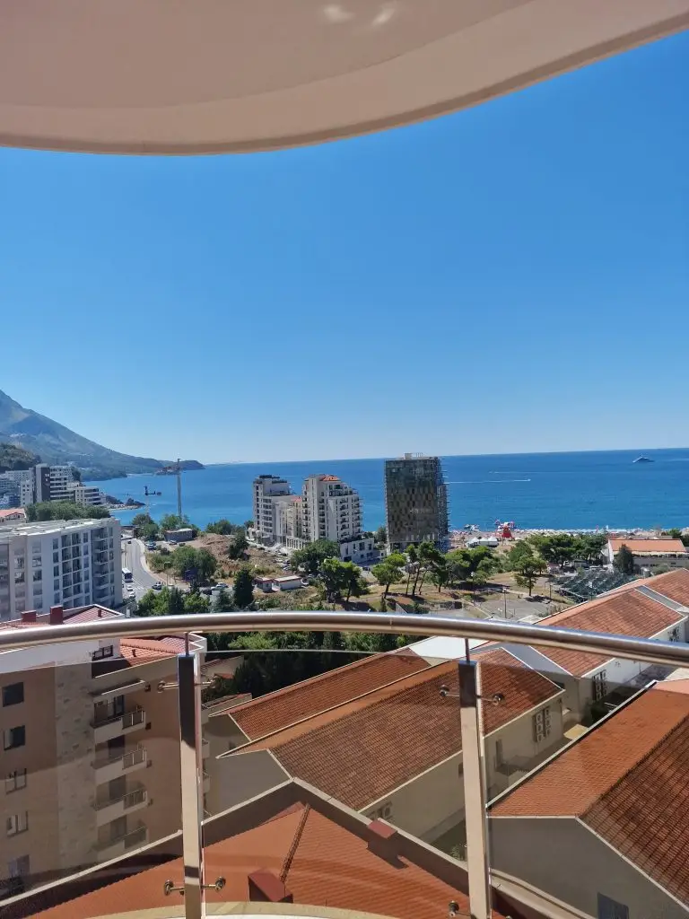 Pogled sa terase na more u Bečićima
