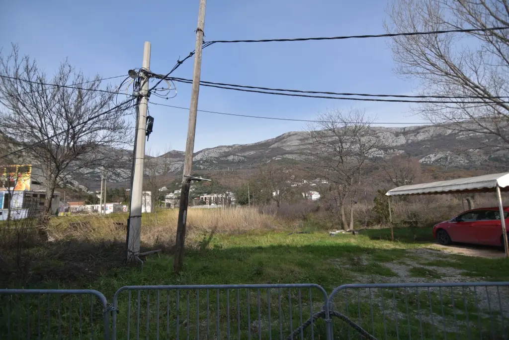 Prostor oko placa na obali