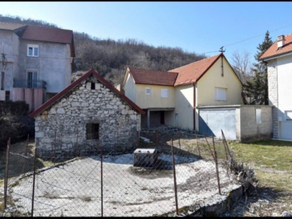 Izgled kuće sa placem