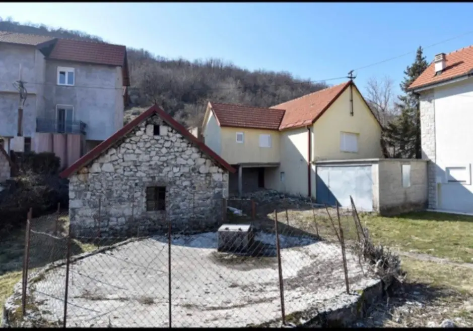 Izgled kuće sa placem