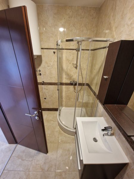 Moderno opremljeno kupatilo u dvosobnom stanu