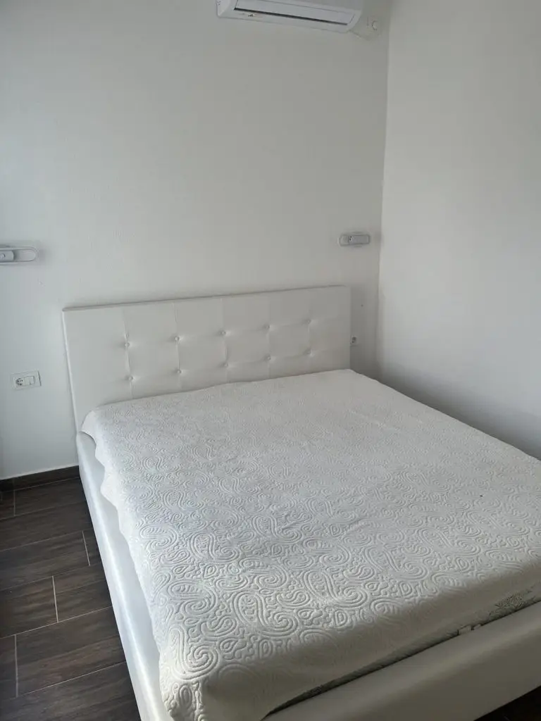 Beli bračni krevet