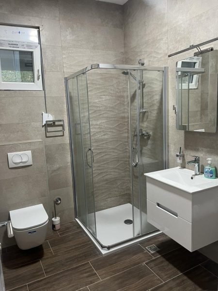 Moderno opremljeno kupatilo