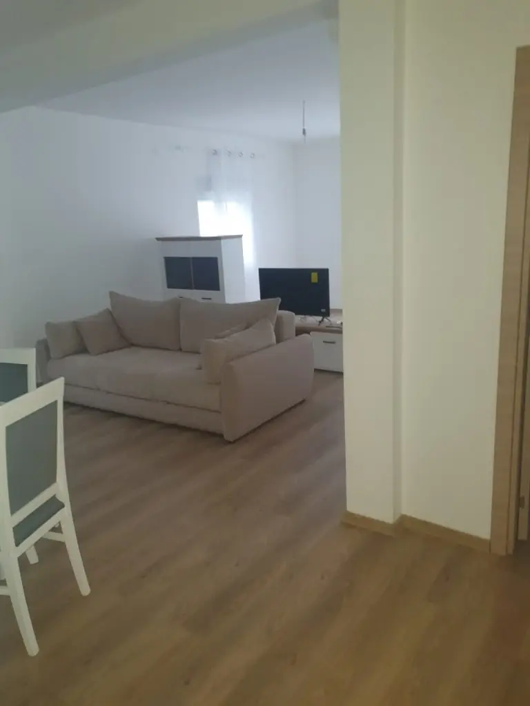 Polu opremljen stan
