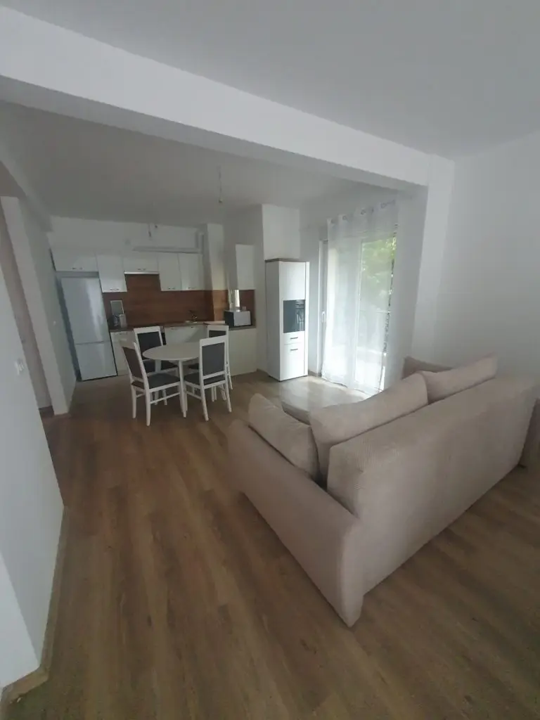 Minimalistički uređena prostorija