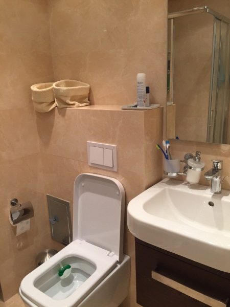 Moderno opremljeno kupatilo sa bež bojom