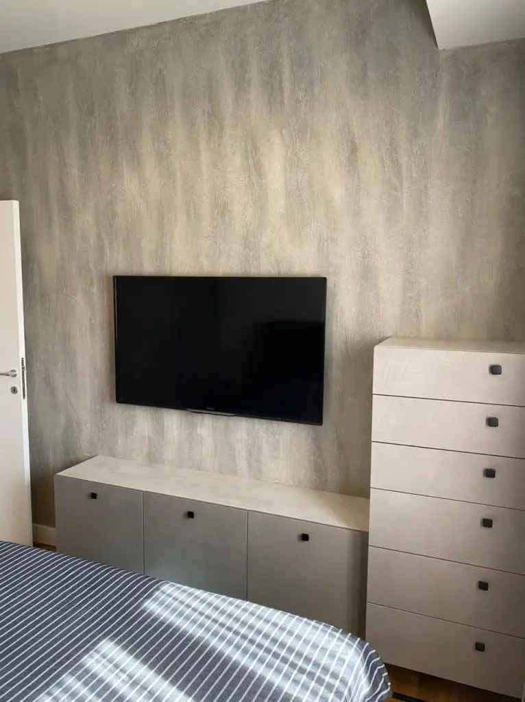 Televizor na zidu u sobi