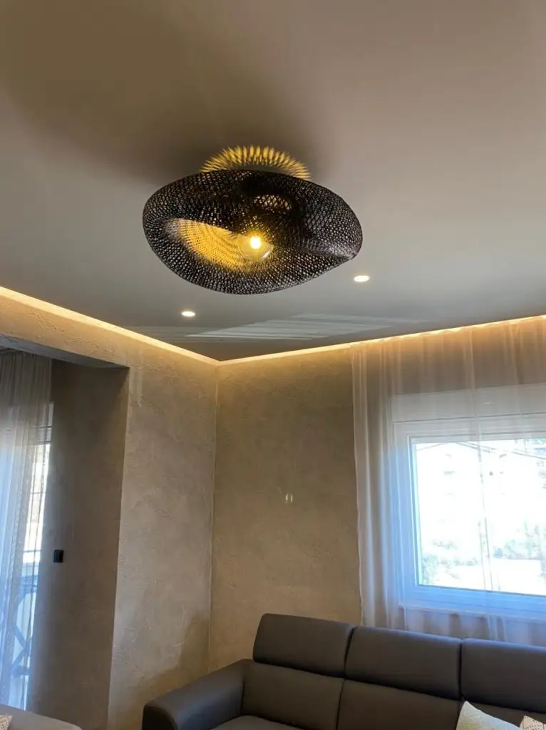 Moderna lampa na plafonu