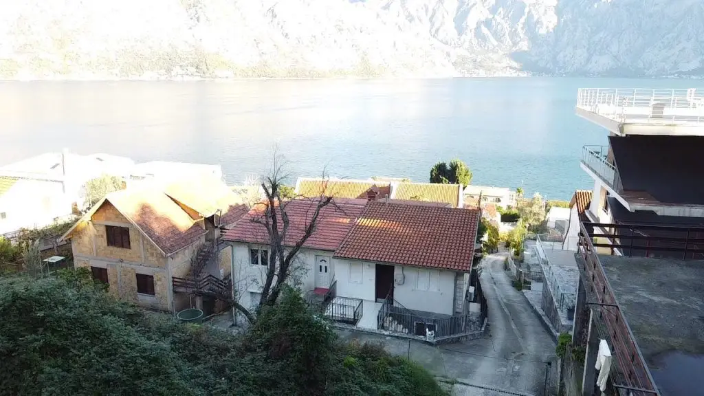 Prilaz moru pored kuća