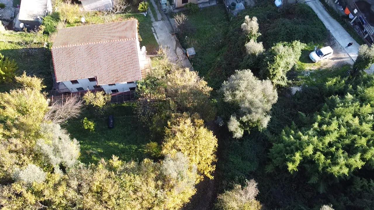 Pogled sa visine na kuću i drva