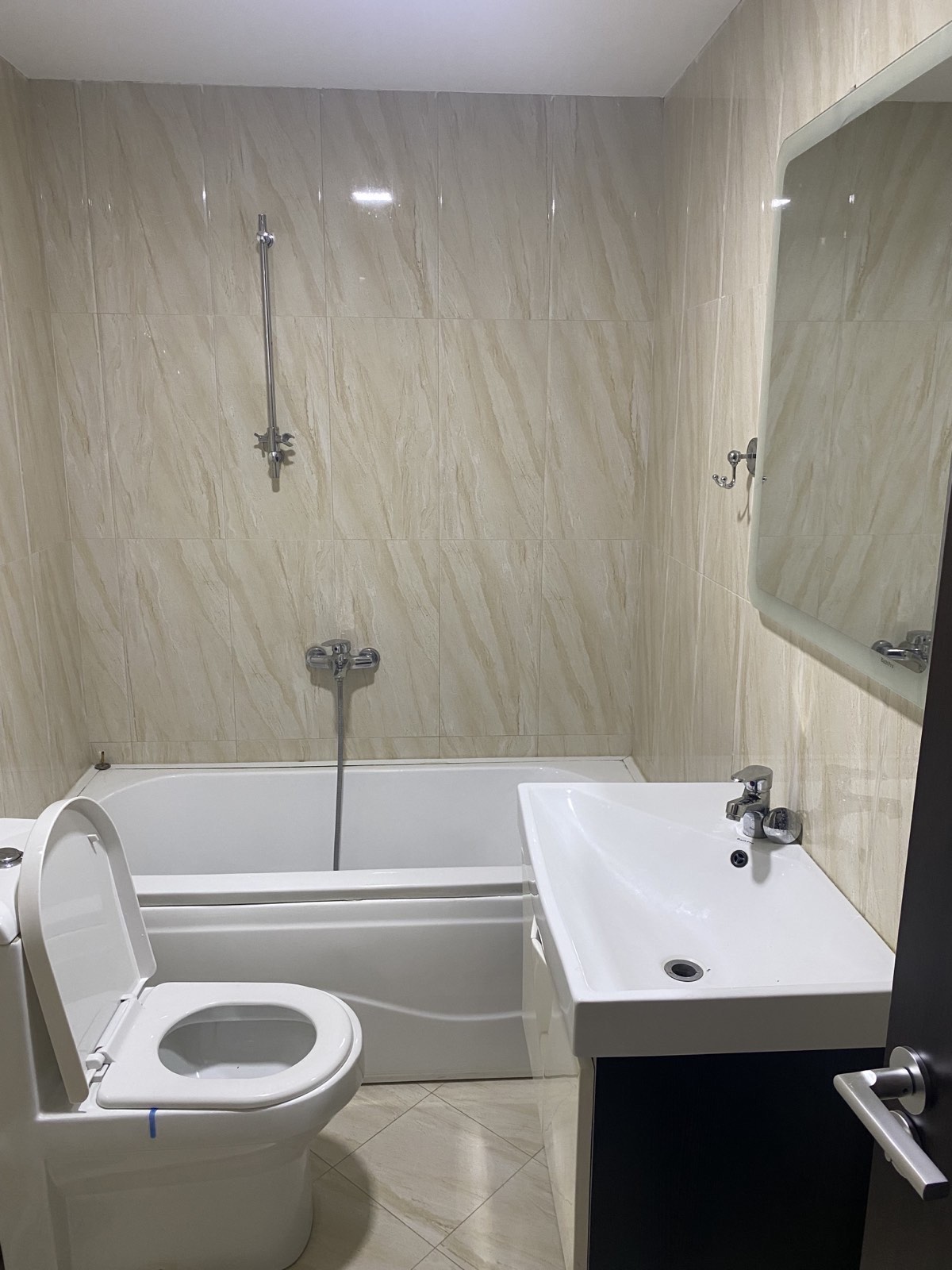 Belo keramički uređeno kupatilo