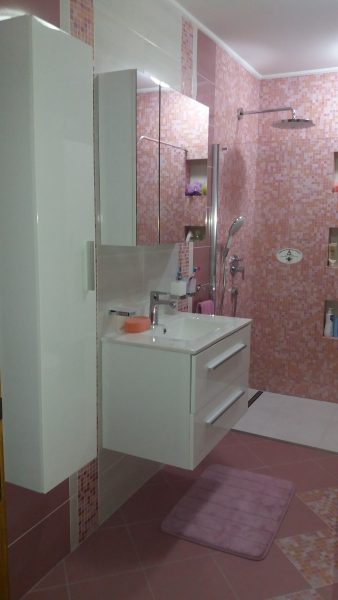 Moderno uređeno kupatilo