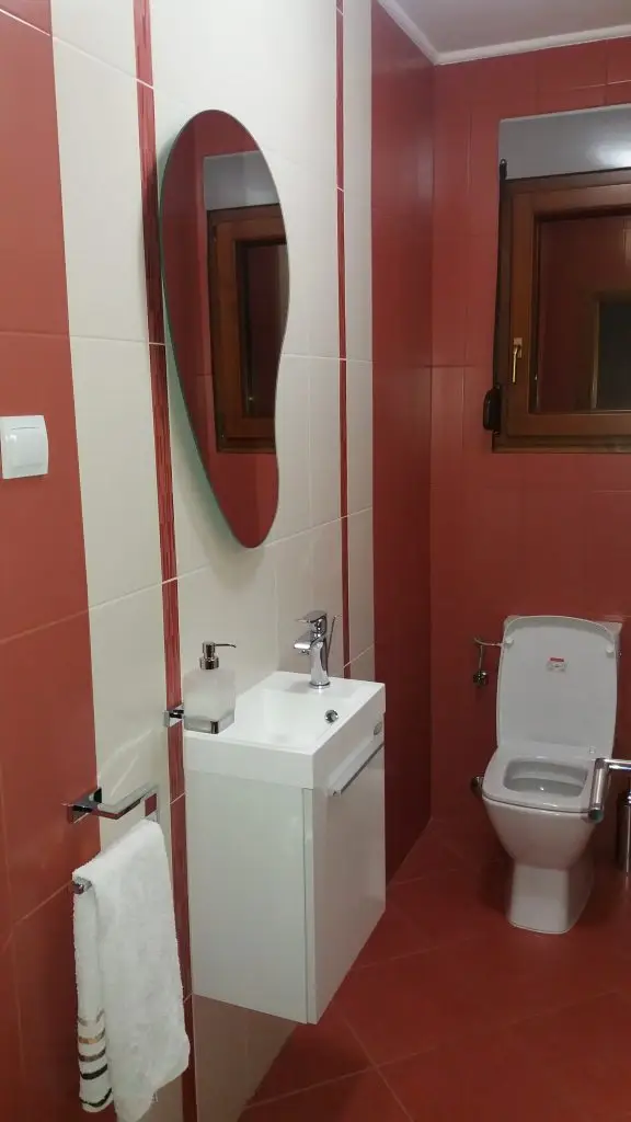 Crvene pločice u kupatilu