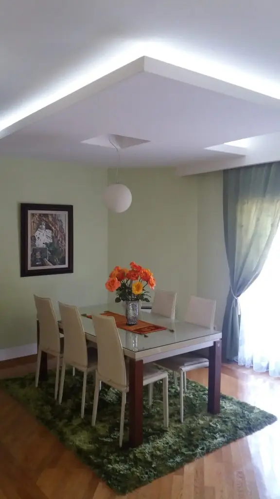Trpezarija sa svetlima na zidu